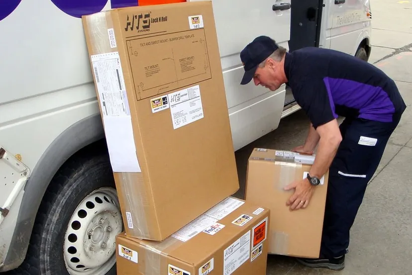 pakketbezorger mobiusdaxter cc by sa 30 via wikimedia commons