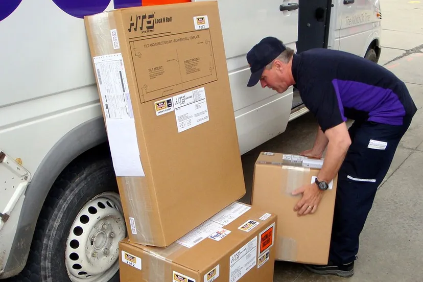 pakketbezorger mobiusdaxter cc by sa 30 via wikimedia commons