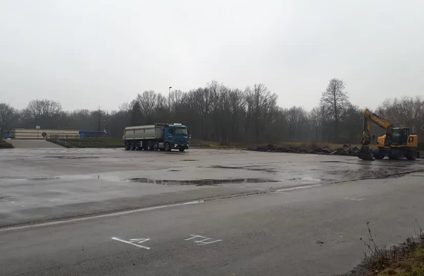 parkeerterrein bij zwembad de nieuwe hateboer