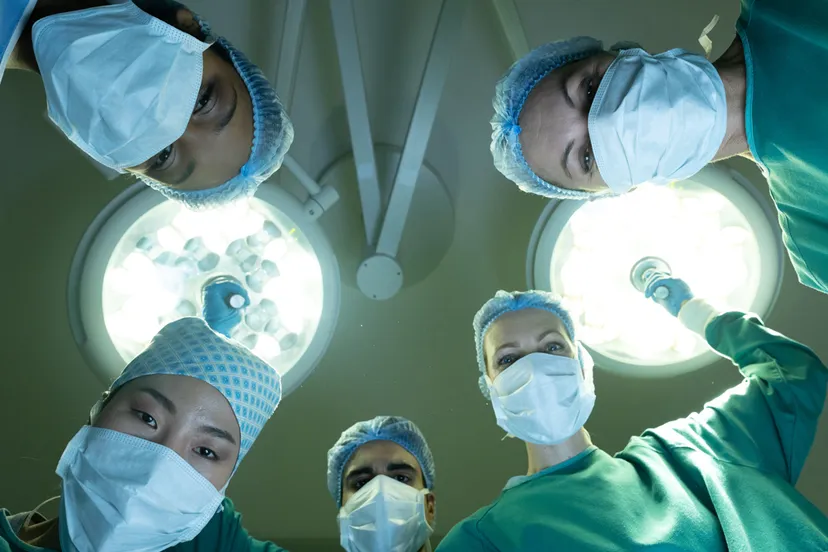 patient pov van diverse groep vrouwelijke en mannelijke chirurgen in de operatiekamer tijdens de operatie ziekenhuis medische en gezondheidszorgdiensten