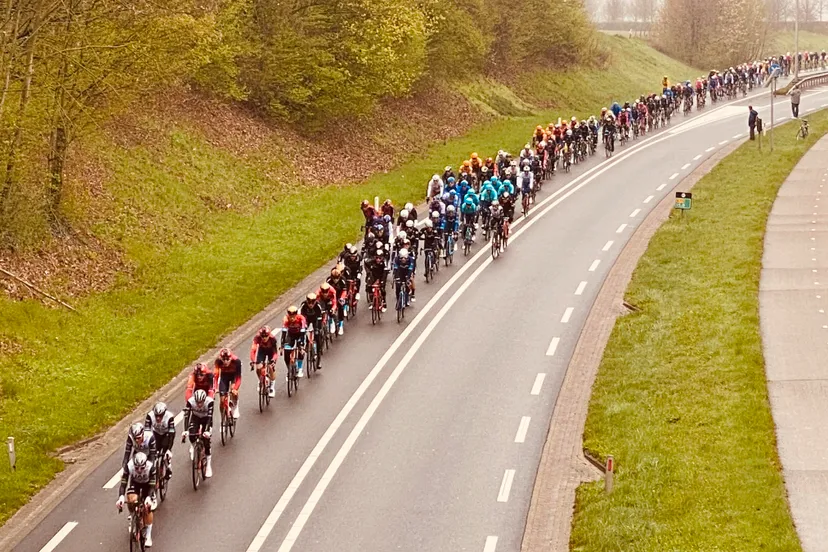 peloton amstel gold race op de middenweg in sittard geleen