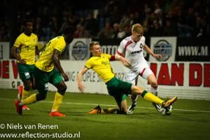 perr schuurs in actie tegen telstar foto niels van renen