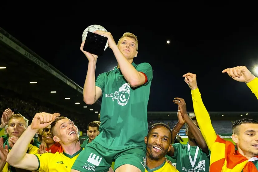 perr schuurs op de schouders bij de promotie naar de eredivisie in 2018