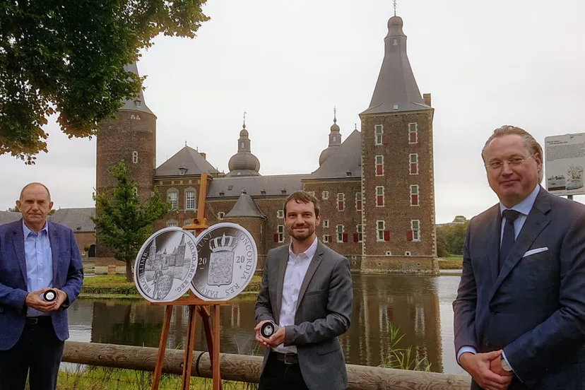 persfoto zilveren dukaat kasteel hoensbroek