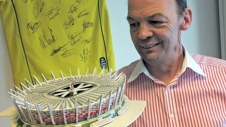 peter helwig met stadionminiatuur