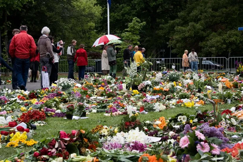 ph12l7x0egy3kvbrikac2br2o bloemen na aanslag apeldoorn karst tates foto door robbie veldwi
