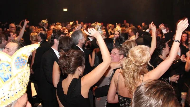 pl24559qa8ztb3gcwrl598nfl toneel grote zaal 16 9 galabal