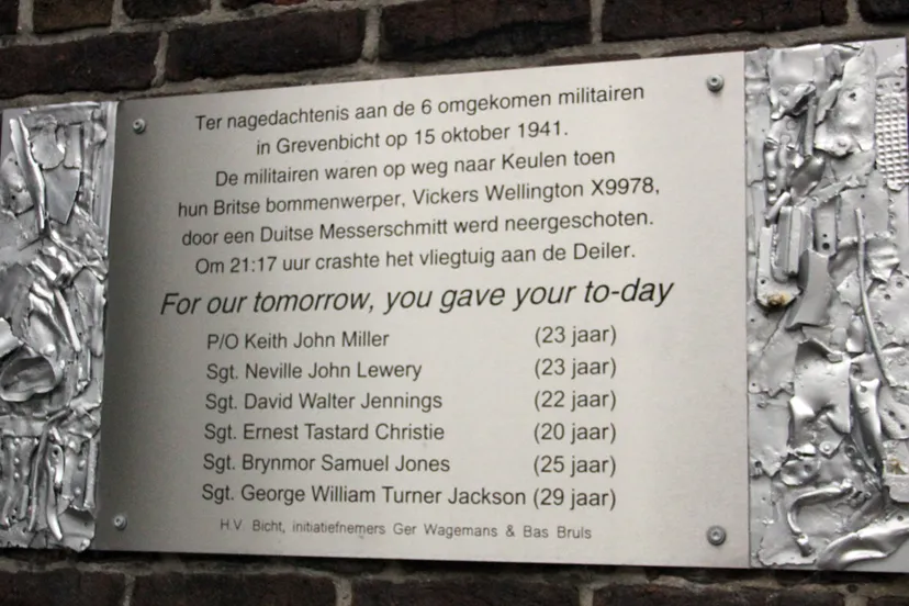 plaquette bemanning neergeschoten brits toestel