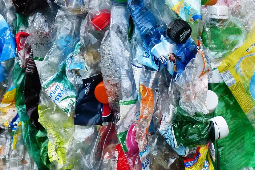 plastic bottles 115087 1920 plastic flessen
