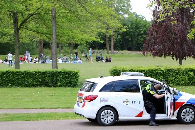 politie controleert in stadspark sittard op naleving coronaregels