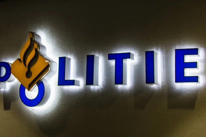 politie logo verlicht in donker foto bjorn de hoog