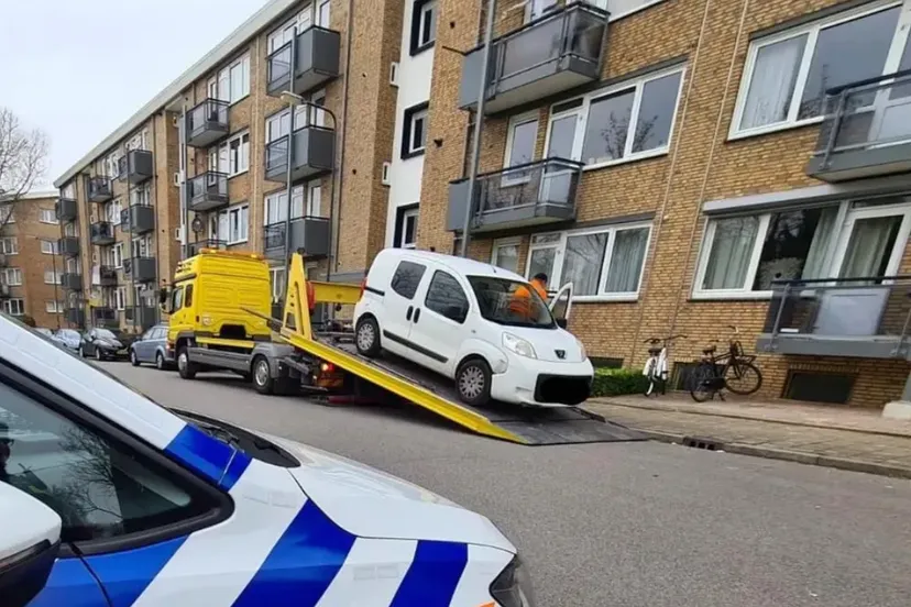politie neemt auto in beslag in sittard