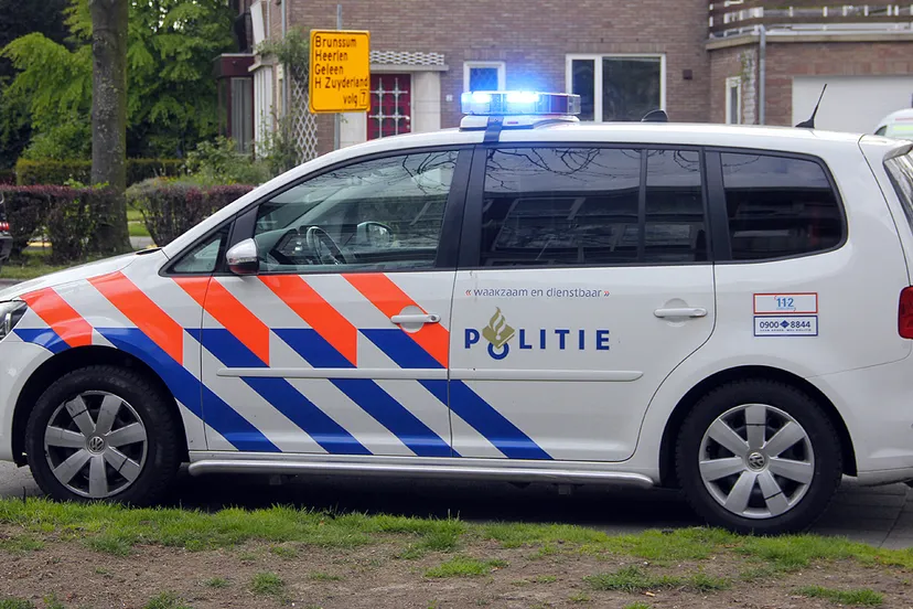 politieauto stilstaand met zwaailicht