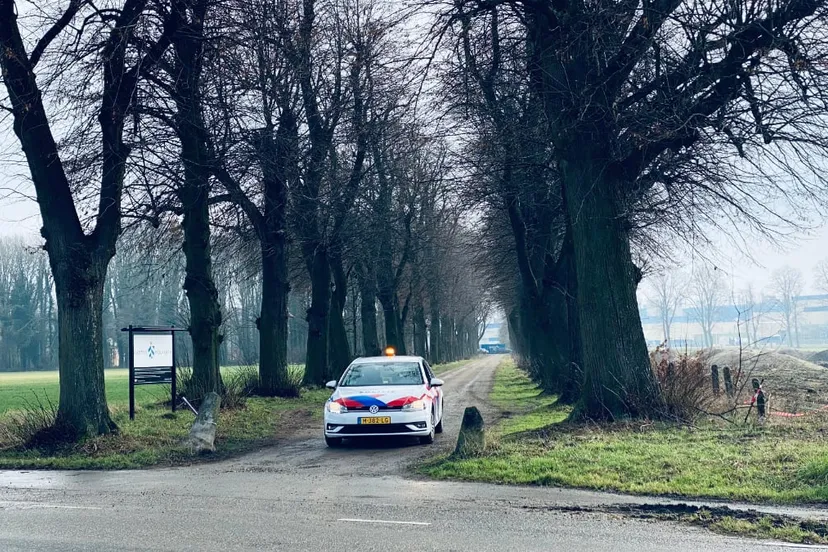 postende politiewagen nabij sterrebos