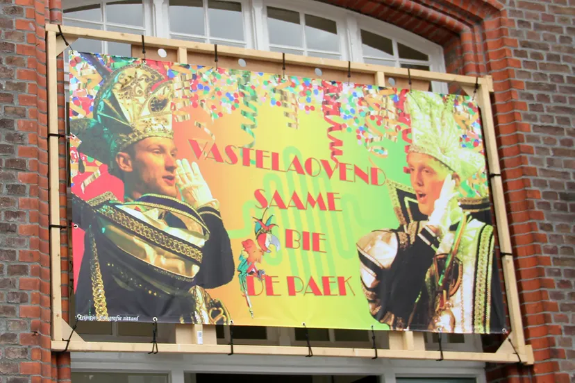 prins bart en sander op gevel erenshoes