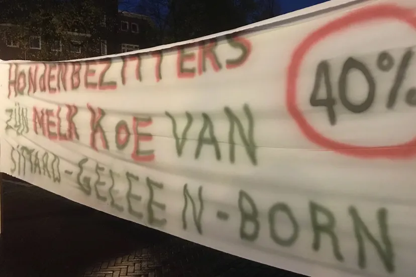 protestspandoek tegen verhoging hondenbelasting