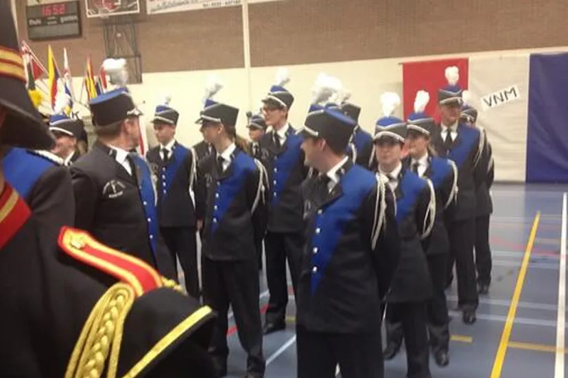 q2wjt32hmkdf56c0zut7kah98 drumband buchten wacht op de uitslag