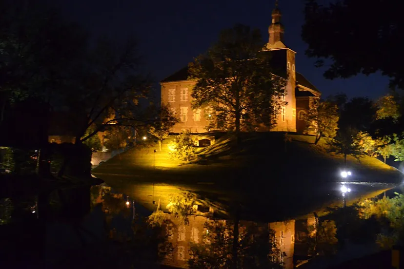 qfha3m2ubu3oz11ix5mirq5b8 kasteel limbricht weerspiegeld in de slotgracht