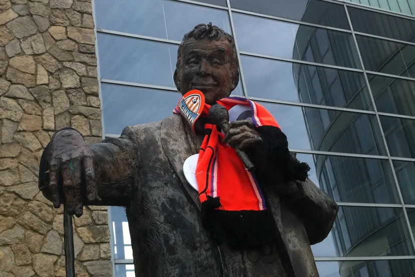 qs18xym6yqzyeanqg6vcc6stz toon met oranje sjaal 20140620 wk 16 9