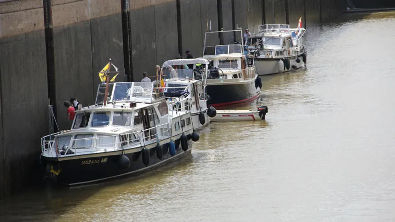 quxi1s4f37syudgilap32m8o8 jachtjes in de sluis van born