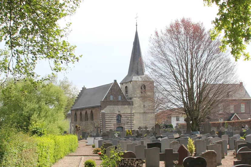 r0x0zldmzevs7wg3g3y9bipn9 salviuskerkje vanuit achterzijde kerkhof