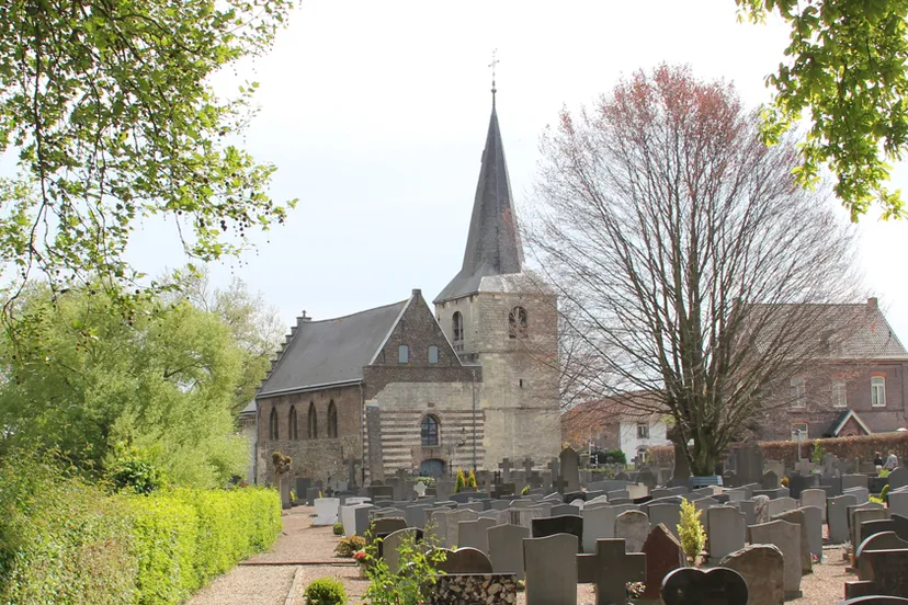 r0x0zldmzevs7wg3g3y9bipn9 salviuskerkje vanuit achterzijde kerkhof