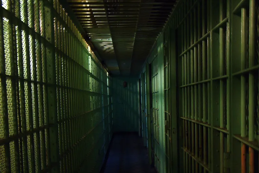 r9sgf5juut612jmlfk48gi9yc jail cells 4296381920 gevangenis cellen 16 9 donkerder