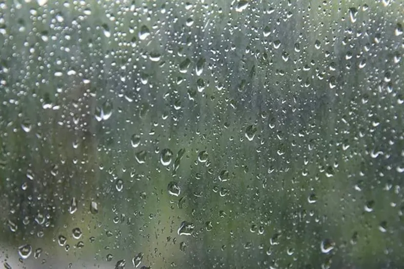 raam nat met regendruppels