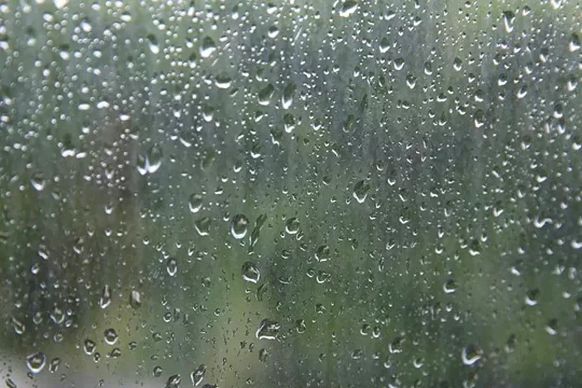 raam nat met regendruppels