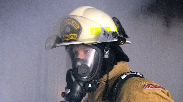 rbx279dwf7gtgdc6jhga7eqmp brandweerman met ademhalingsbescherming in de rook