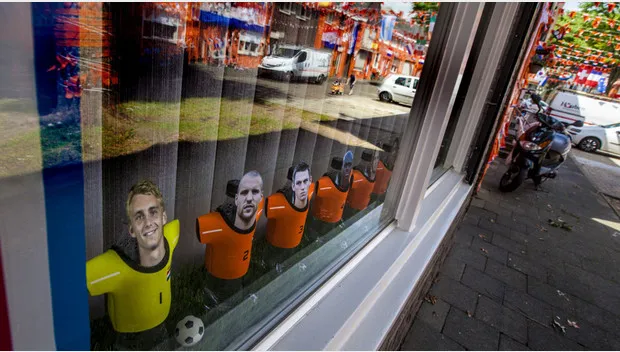 rdmw642fo0tz2u1eje7mvb818 wk2014brazilieoranjevlaggenversieringsupportershqnovum7