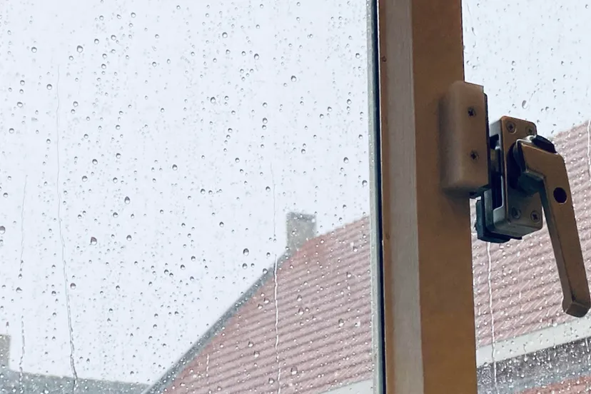 regendruppels op de ramen