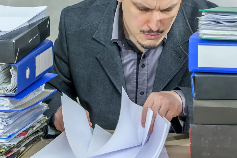 rekeningen administratie van een jonge zakenman die vanuit zijn kantoor werkt het concept van hard werken