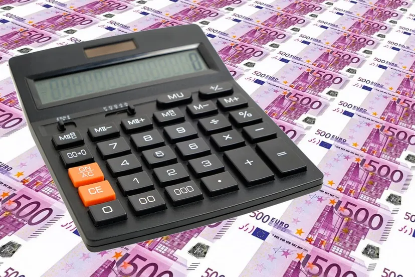 rekenmachine op drukvellen met 500 eurobiljetten