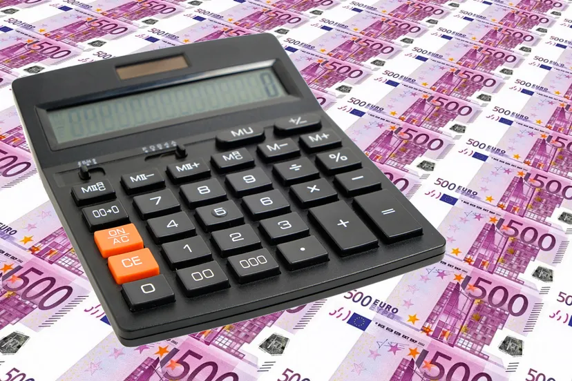 rekenmachine op drukvellen met 500 eurobiljetten