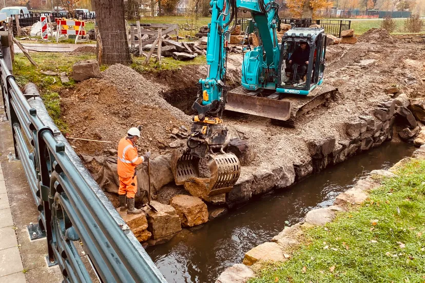 reparatie stapelwand langs beek bij molenweg sittard