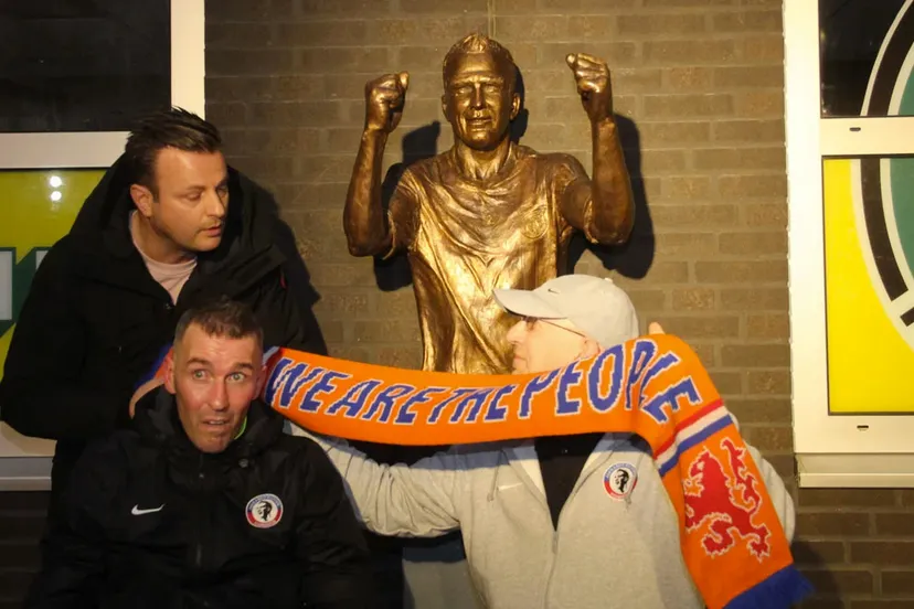 ricksen bij onthulling van zijn standbeeld
