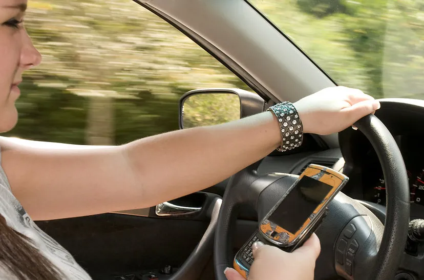 rijden met telefoon in de hand cc0