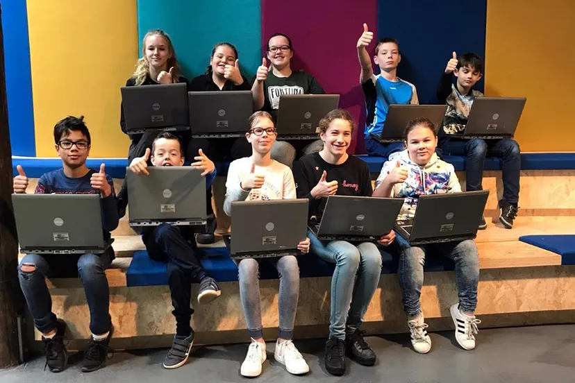 roc leeuwenborgh schenkt laptops aan petje af