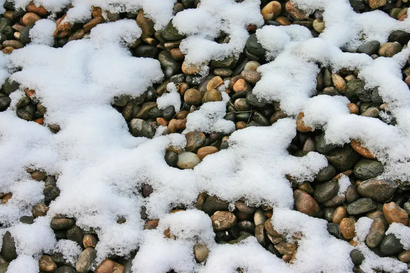 rocks 14064 smeltende sneeuw op grind