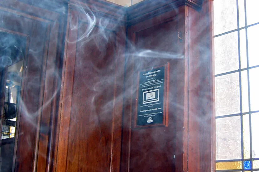 roken in de kroeg robert aleck wwwcynexiacom cc by sa 25