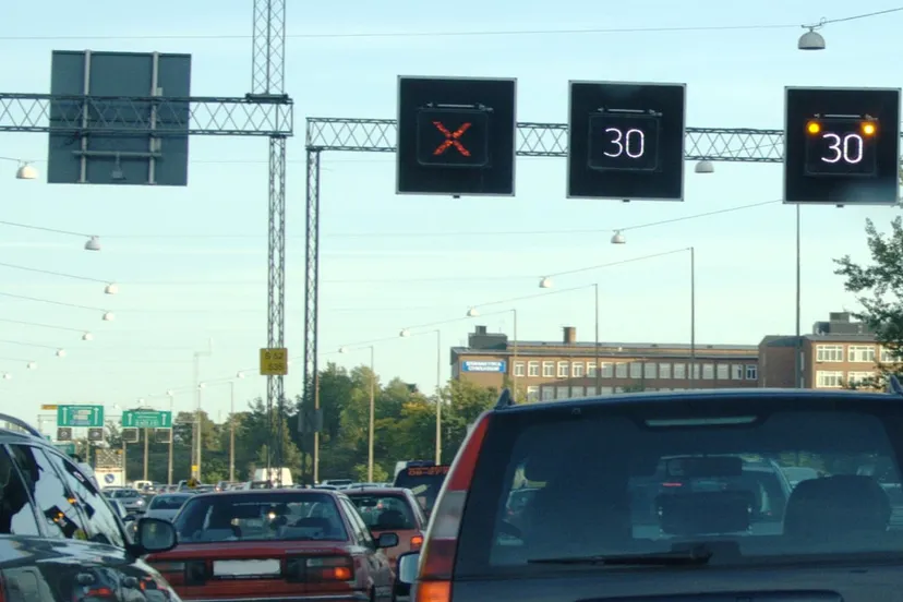 rood kruis boven rijbaan
