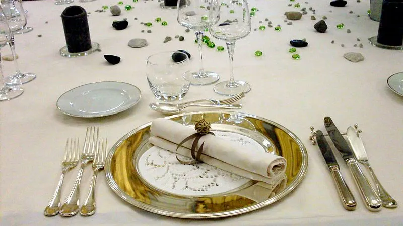 rsxboezduc2u1dsi2wdbtyr1a couvert gedekte tafel traumrune wikimedia commons cc by 3