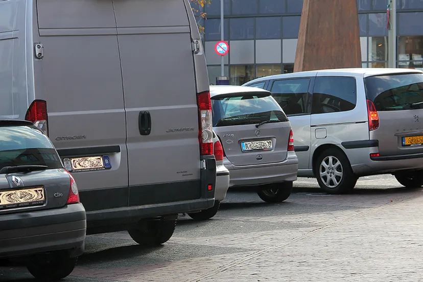 rykayo84flvx6uzqa02yg3u6h buitenlandse kentekens bij station