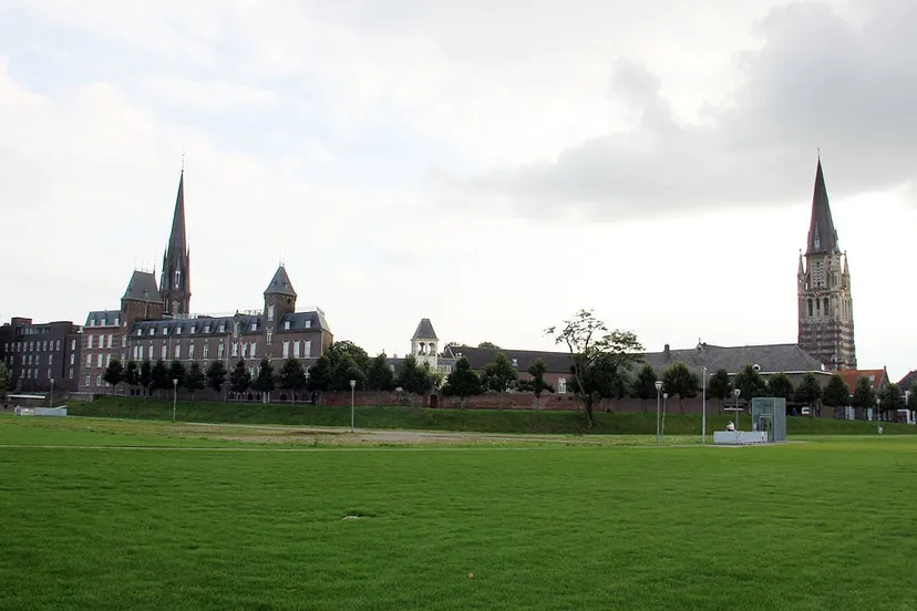 s0b0492z47kqdp4hxh9qdvr3j zicht op schootsvelden en omwalde binnenstad van sittard