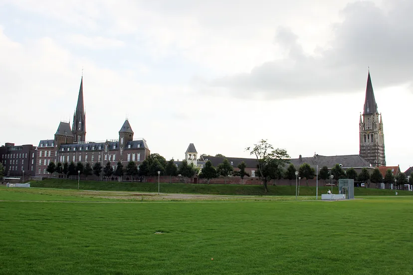 s0b0492z47kqdp4hxh9qdvr3j zicht op schootsvelden en omwalde binnenstad van sittard