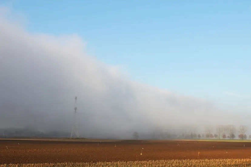 s67x6foznyevbrpqgm0nxfjl7 mist laaghangende wolk illikhoven schipperskerk