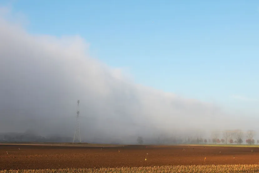 s67x6foznyevbrpqgm0nxfjl7 mist laaghangende wolk illikhoven schipperskerk