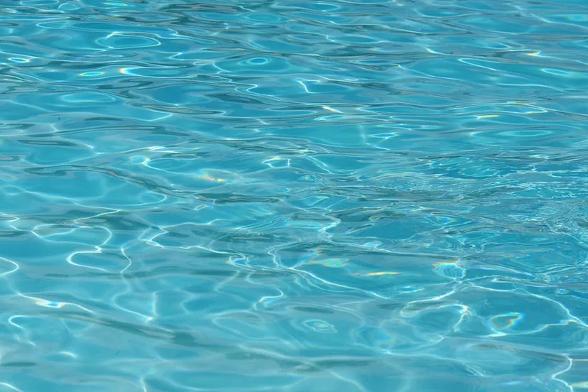 s6cfwg99b3pwgwi600chwi9e4 zwembad water