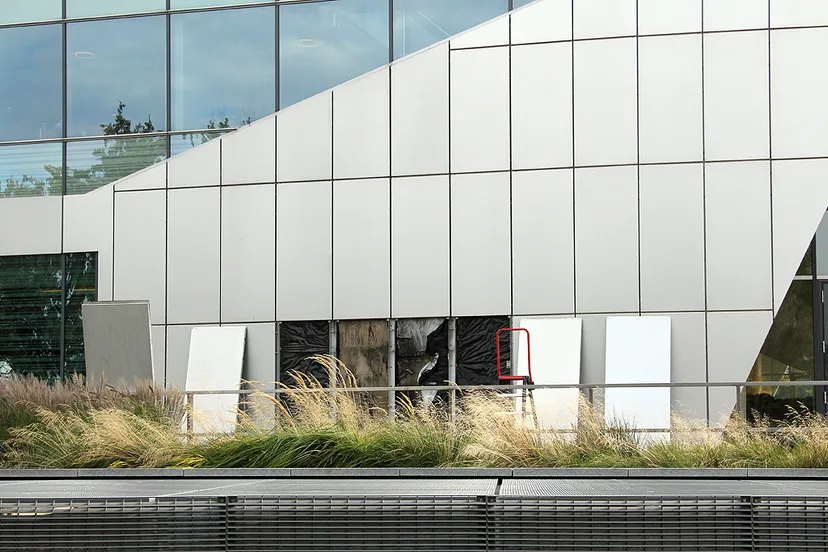 sabic brand achter gevelpanelen